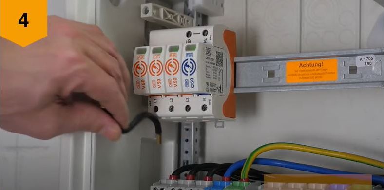 Монтаж на комбинирана аресторна защита V50 тип 1+2 от ОБО Беттерманн