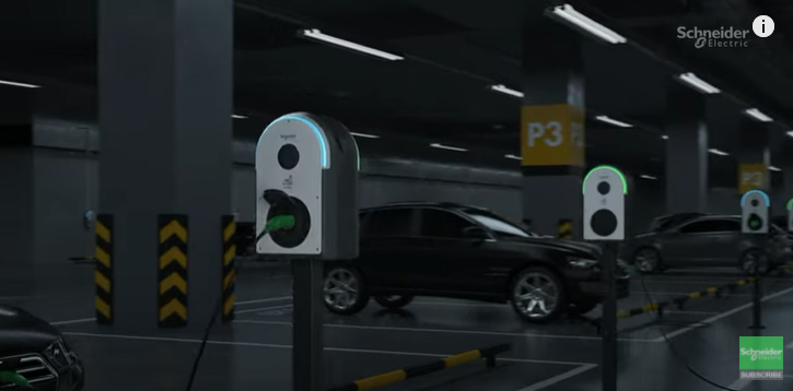 Интелигентно зареждане на електромобили в сгради с EcoStruxure for eMobility на Schneider Electric