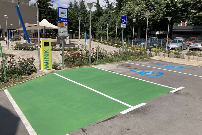 В Казанлък заработи първата публична зарядна станция за електромобили В Казанлък заработи първата публична зарядна станция за електромобили