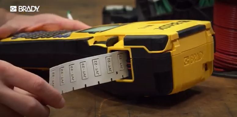 Вижте какво може новият мобилен принтер за етикети M410 на Brady