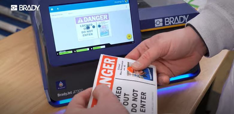 Отпечатване на етикети с дълготрайни ярки цветове за индустриални приложения с новия принтер BradyJet J7300