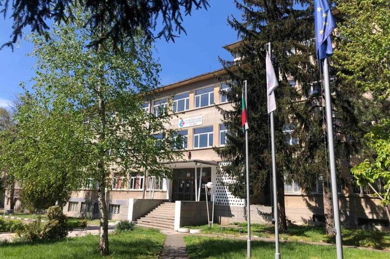 Електрохолд оборудва учебен кабинет по електротехника в професионална гимназия в Плевен Електрохолд оборудва учебен кабинет по електротехника в професионална гимназия в Плевен