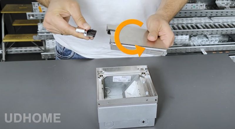 ОБО Беттерманн пусна в Европа вариант на UDHOME2 с кабелен отвор с четка ОБО Беттерманн пусна в Европа вариант на UDHOME2 с кабелен отвор с четка